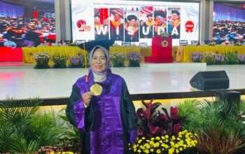 Hebat…! Surni Perempuan Pertama Suku Bajo Raih Gelar Doktor,Teliti Kebijakan Pemberdayaan Perempuan dan Anak Suku Bajo Wakatobi