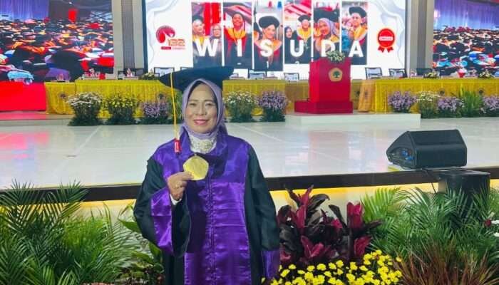 Hebat…! Surni Perempuan Pertama Suku Bajo Raih Gelar Doktor,Teliti Kebijakan Pemberdayaan Perempuan dan Anak Suku Bajo Wakatobi