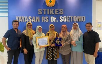Ketua STIKES Yayasan RS Dr. Soetomo drg. Widi Astuti bersama dengan Civitas Akademika Menerima Penghargaan Anugrah Kampus Unggulan 2026