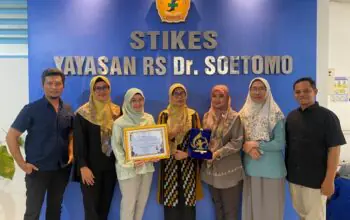 Ketua STIKES Yayasan RS Dr. Soetomo drg. Widi Astuti bersama dengan Civitas Akademika Menerima Penghargaan Anugrah Kampus Unggulan 2026
