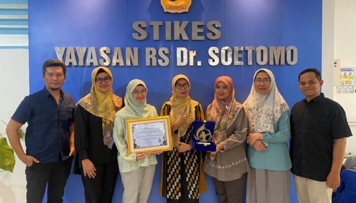 STIKES YAYASAN RS Dr SOETOMO RAIH PENGHARGAAN DI ANUGERAH KAMPUS UNGGULAN TAHUN 2026