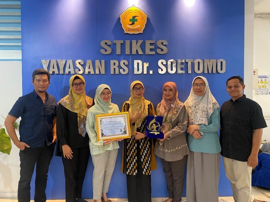 Ketua STIKES Yayasan RS Dr. Soetomo drg. Widi Astuti bersama dengan Civitas Akademika Menerima Penghargaan Anugrah Kampus Unggulan 2026
