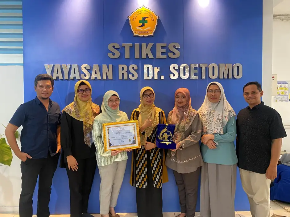 Ketua STIKES Yayasan RS Dr. Soetomo drg. Widi Astuti bersama dengan Civitas Akademika Menerima Penghargaan Anugrah Kampus Unggulan 2026