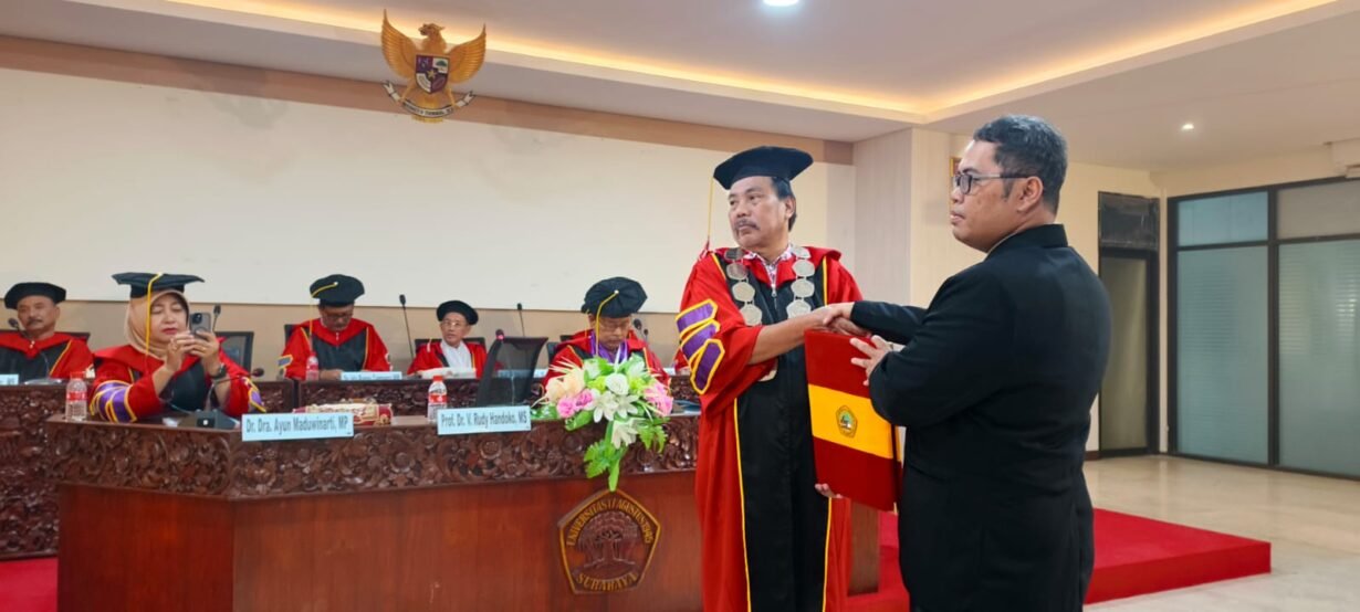 Dr. M. Arifin Menerima Ijasah S3 dari Dekan FISIP UNTAG Prof Rudi Handoko