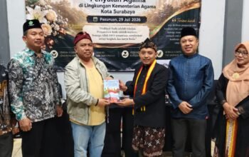 Penyerahan Buku Menjaga Merah Putih Nusantara Pada Kepala kemenag kota Surabaya