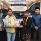 Penyerahan Buku Menjaga Merah Putih Nusantara Pada Kepala kemenag kota Surabaya