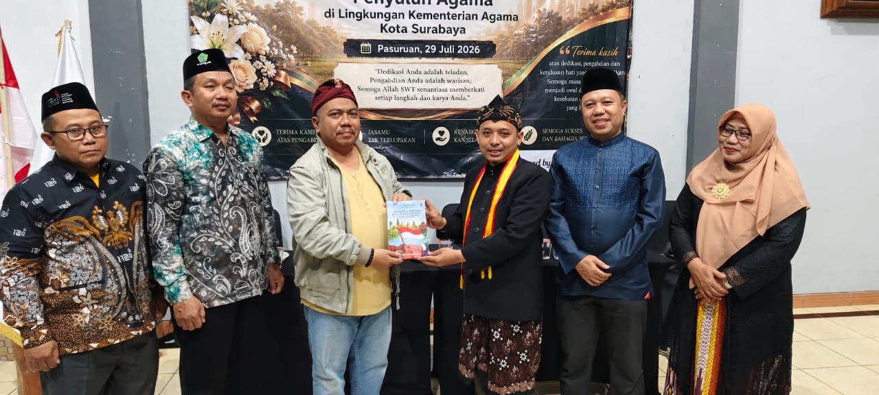 Penyerahan Buku Menjaga Merah Putih Nusantara Pada Kepala kemenag kota Surabaya